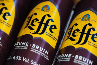 Lviv, Ukrayna - 2 Kasım 2024: Leffe Brune bira kutusu