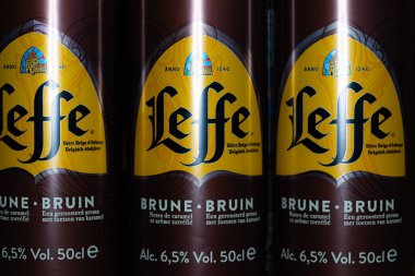 Lviv, Ukrayna - 2 Kasım 2024: Leffe Brune bira kutusu