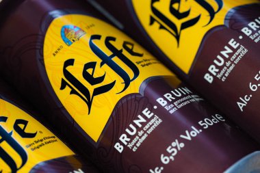 Lviv, Ukrayna - 2 Kasım 2024: Leffe Brune bira kutusu