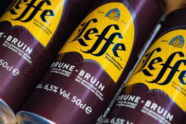 Lviv, Ukrayna - 2 Kasım 2024: Leffe Brune bira kutusu