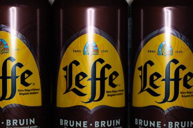Lviv, Ukrayna - 2 Kasım 2024: Leffe Brune bira kutusu