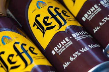 Lviv, Ukrayna - 2 Kasım 2024: Leffe Brune bira kutusu