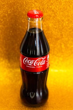 Lviv, Ukrayna - 5 Kasım 2024: Coca-Cola cam şişe