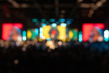 Bekarlığa veda partisinde bulanık konser ışıklandırması