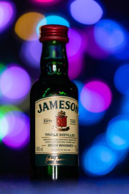 Lviv, Ukrayna - 12 Kasım 2024 Jameson İrlanda viskisi. Yeni Jameson Orijinal etiket