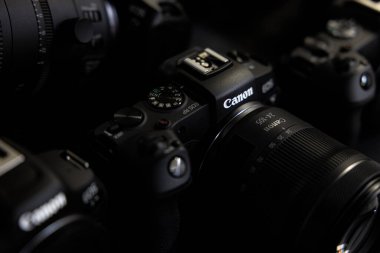 Lviv, Ukrayna - 13 Kasım 2024: Canon EOS R fotoğraf makinesi