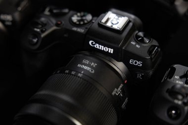 Lviv, Ukrayna - 13 Kasım 2024: Canon EOS R fotoğraf makinesi