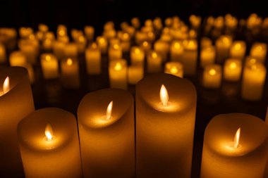 Bulanık senfoni orkestrası sahnede dizayn amaçlı bir sürü mumla