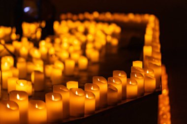 Bulanık senfoni orkestrası sahnede dizayn amaçlı bir sürü mumla