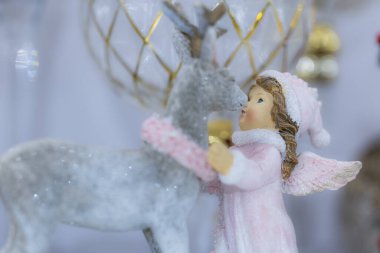 Tasarım için geyik Noel süslemesi yapmış küçük bir melek.