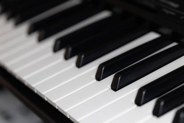 Tasarım amacı için siyah beyaz piyano klavyesini kapat
