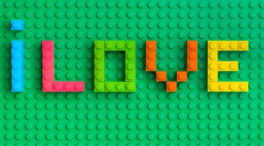 Lviv, Ukrayna - 25 Kasım 2024: Lego bloklarından tasarım amaçlı yapılan Lego yazıtlarına bayılırım