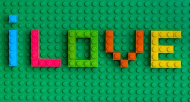 Lviv, Ukrayna - 25 Kasım 2024: Lego bloklarından tasarım amaçlı yapılan Lego yazıtlarına bayılırım