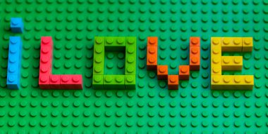 Lviv, Ukrayna - 25 Kasım 2024: Lego bloklarından tasarım amaçlı yapılan Lego yazıtlarına bayılırım