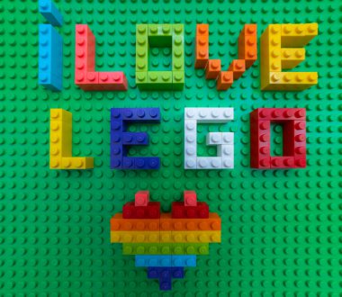 Lviv, Ukrayna - 25 Kasım 2024: Lego bloklarından tasarım amaçlı yapılan Lego yazıtlarına bayılırım