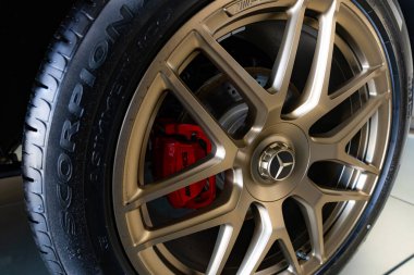 Lviv, Ukrayna - 26 Kasım 2024: Mercedes-AMG G G 63 V8 biturbo araba tekerleği