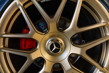 Lviv, Ukrayna - 26 Kasım 2024: Mercedes-AMG G G 63 V8 biturbo araba tekerleği