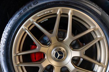 Lviv, Ukrayna - 26 Kasım 2024: Mercedes-AMG G G 63 V8 biturbo araba tekerleği
