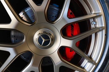 Lviv, Ukrayna - 26 Kasım 2024: Mercedes-AMG G G 63 V8 biturbo araba tekerleği