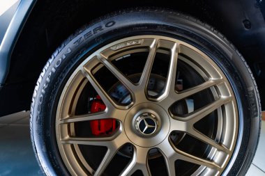 Lviv, Ukrayna - 26 Kasım 2024: Mercedes-AMG G G 63 V8 biturbo araba tekerleği