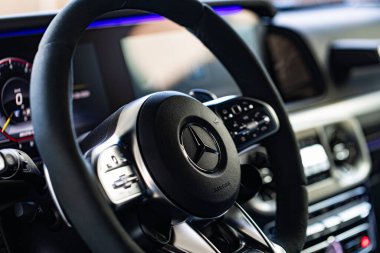 Lviv, Ukrayna - 26 Kasım 2024: Mercedes-AMG 63 V8 biturbo arabanın içi