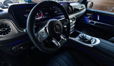Lviv, Ukrayna - 26 Kasım 2024: Mercedes-AMG 63 V8 biturbo arabanın içi