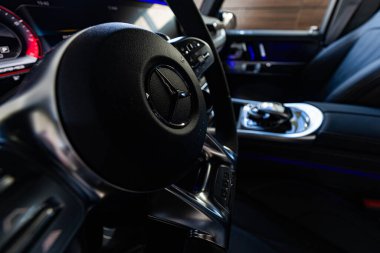 Lviv, Ukrayna - 26 Kasım 2024: Mercedes-AMG 63 V8 biturbo arabanın içi