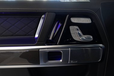 Lviv, Ukrayna - 26 Kasım 2024: Mercedes-AMG 63 V8 biturbo arabanın içi