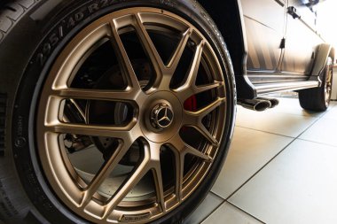 Lviv, Ukrayna - 26 Kasım 2024: Mercedes-AMG G G 63 V8 biturbo araba tekerleği