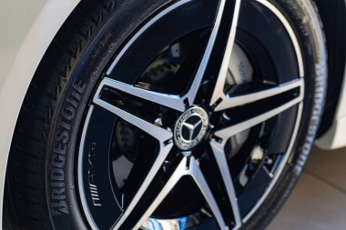 Lviv, Ukrayna - 26 Kasım 2024: Mercedes-Benz EQE 350 otomobil lastiğine yakın çekim