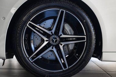 Lviv, Ukrayna - 26 Kasım 2024: Mercedes-Benz EQE 350 otomobil lastiğine yakın çekim
