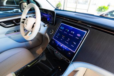 Lviv, Ukrayna - 26 Kasım 2024: Mercedes-Benz EQE 350 araç içi