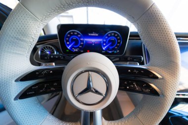 Lviv, Ukrayna - 26 Kasım 2024: Mercedes-Benz EQE 350 araç içi
