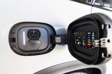 Lviv, Ukrayna - 26 Kasım 2024: Mercedes-Benz EQE 350 otomobilinin şarj edildiği liman