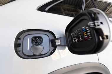 Lviv, Ukrayna - 26 Kasım 2024: Mercedes-Benz EQE 350 otomobilinin şarj edildiği liman