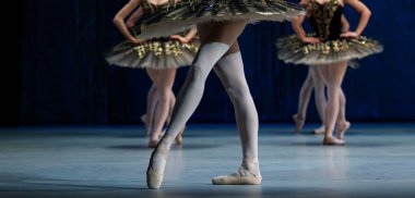 Sahnede dans eden balerinlerin yakın çekimi.
