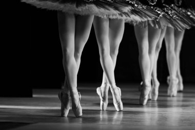 Sahnede dans eden balerinlerin yakın çekimi.