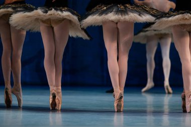 Sahnede dans eden balerinlerin yakın çekimi.