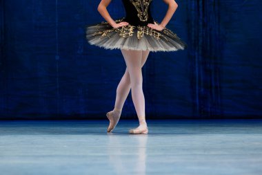 Sahnede dans eden balerinlerin yakın çekimi.