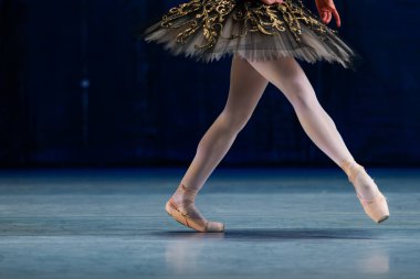 Sahnede dans eden balerinlerin yakın çekimi.