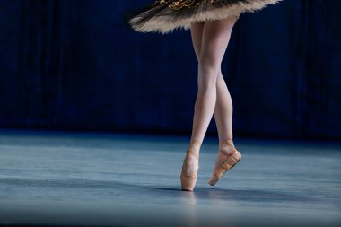 Sahnede dans eden balerinlerin yakın çekimi.