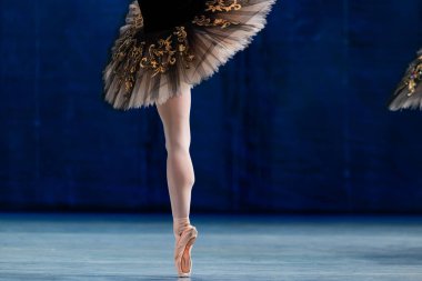 Sahnede dans eden balerinlerin yakın çekimi.