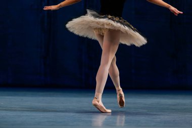 Sahnede dans eden balerinlerin yakın çekimi.