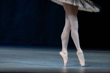 Sahnede dans eden balerinlerin yakın çekimi.