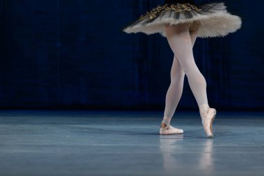 Sahnede dans eden balerinlerin yakın çekimi.