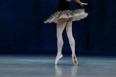 Sahnede dans eden balerinlerin yakın çekimi.