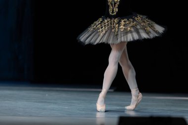 Sahnede dans eden balerinlerin yakın çekimi.