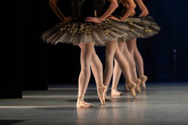 Sahnede dans eden balerinlerin yakın çekimi.