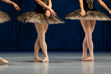 Sahnede dans eden balerinlerin yakın çekimi.