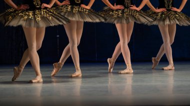 Sahnede dans eden balerinlerin yakın çekimi.